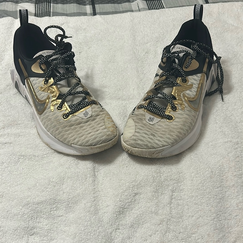 Nike Giannis Immortality basketball shoes, size 11